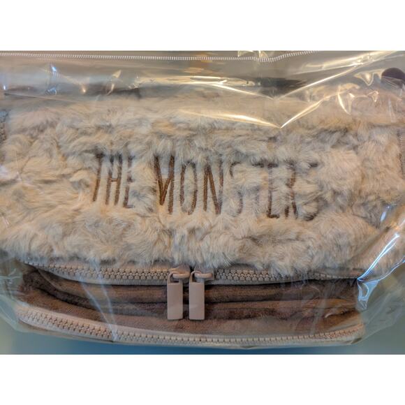 Authentic LABUBU The Monsters Fuzzy Backpack Membership Exclusive - RARE - Picture 6 of 16